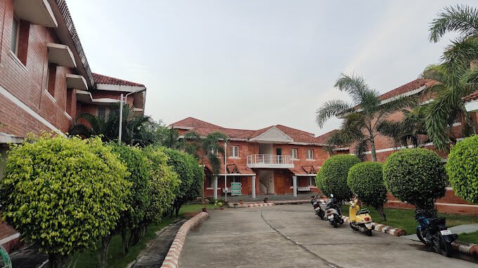 Courtyard and walkway at Yatri Nivas Guest House, Srirangam